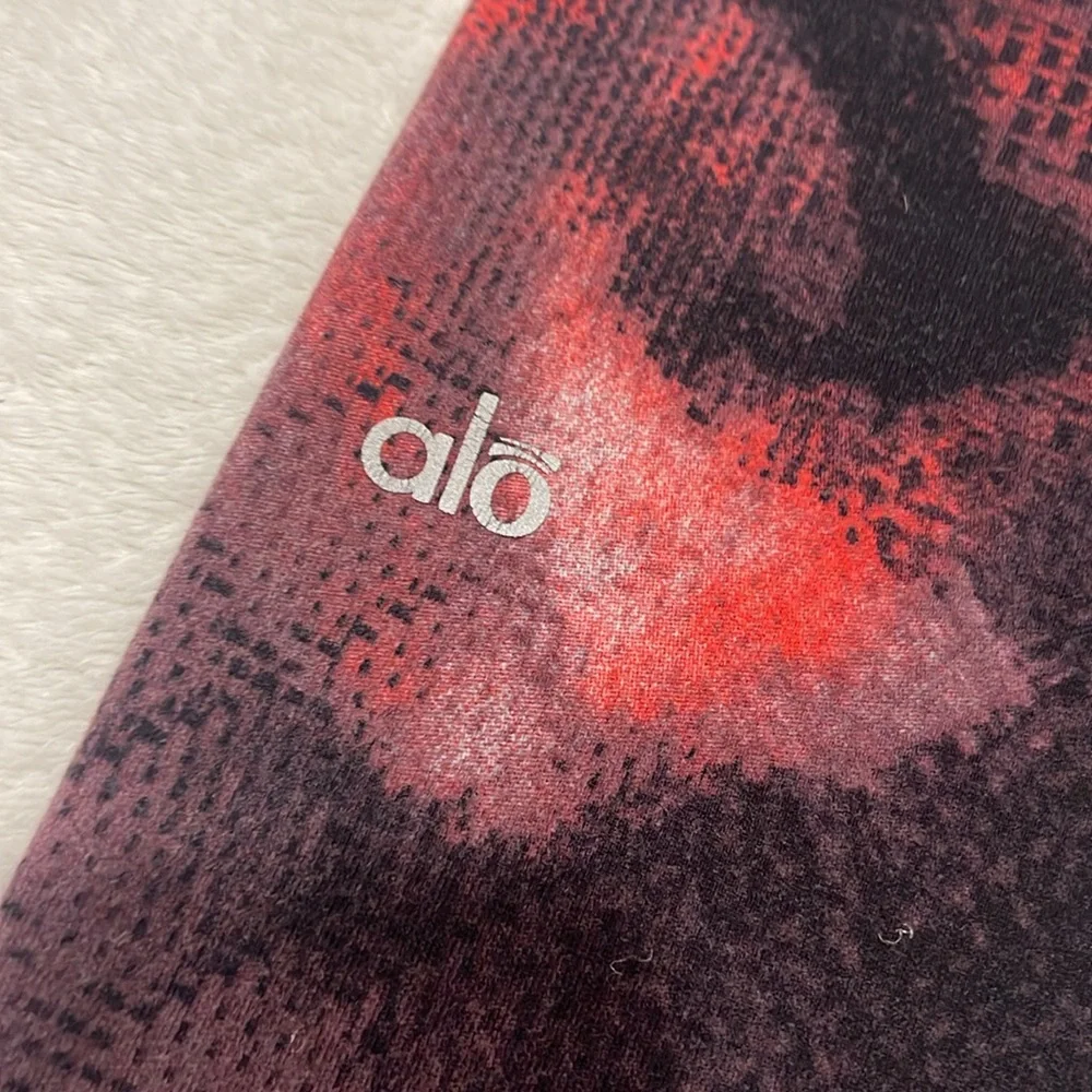 Alo Stylish Red and Black Abstract Leggings - Picture 8 of 9